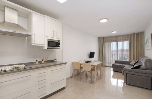 El Medano Apartment | Holiday Apartment 'La Perla D22 By Médano Rentals' with Shared Pool, Balcony and Wi-Fi