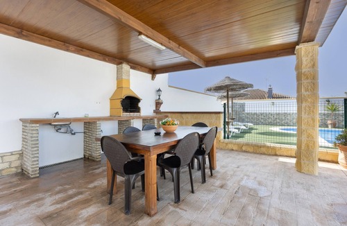 Chiclana de la Frontera House | Holiday Home 'Echizzo' with Private Pool, Wi-Fi and Air Conditioning