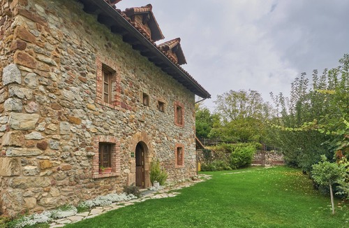 Robledo de la Guzpena House | Holiday Home 'La Venta Del Alma' with Mountain View, Private Terrace and Wi-Fi