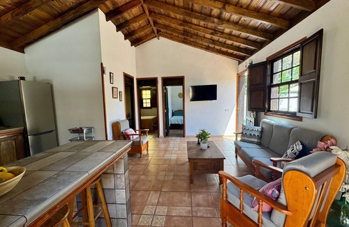Los Llanos de Aridane House | Holiday Home 'Casa Castro' with Mountain View, Private Pool and Wi-Fi