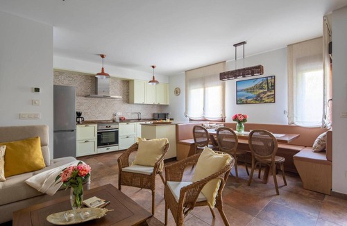 Carril House | Holiday Home 'Fogar Da Roda' with Private Terrace, Balcony and Wi-Fi