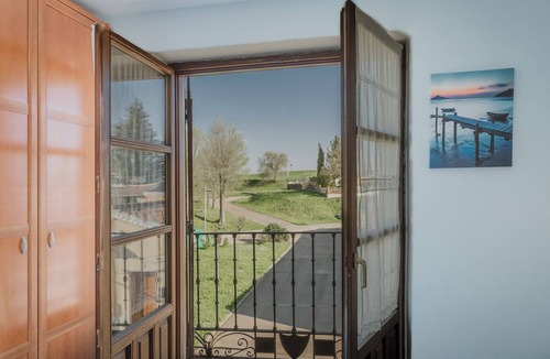 Villalcazar de Sirga House | Holiday Home 'Do Camino' with Private Terrace, Balcony and Wi-Fi