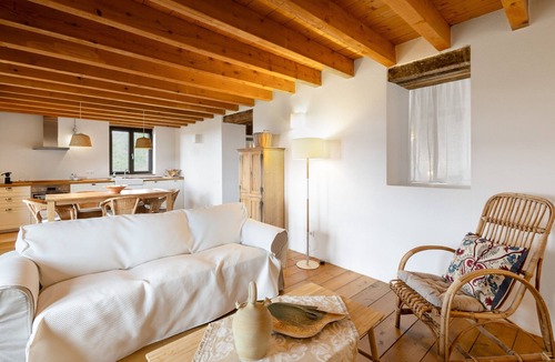 Ogassa House | Holiday Home 'La Coma' with Mountain Views, Shared Garden & Wi-Fi