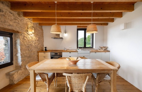 Ogassa House | Holiday Home 'La Coma' with Mountain Views, Shared Garden & Wi-Fi