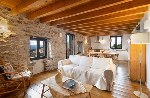 Ogassa House | Holiday Home 'La Coma' with Mountain Views, Shared Garden & Wi-Fi