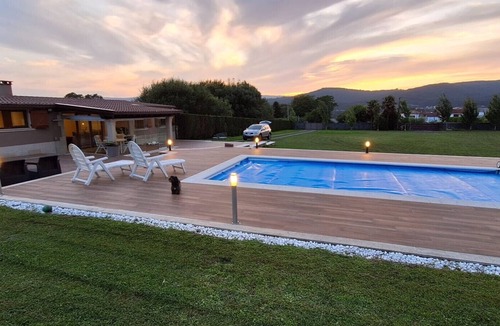 Rianxo House | Holiday Home 'Agro Dos Mouriños' with Mountain View, Wi-Fi and Air Conditioning