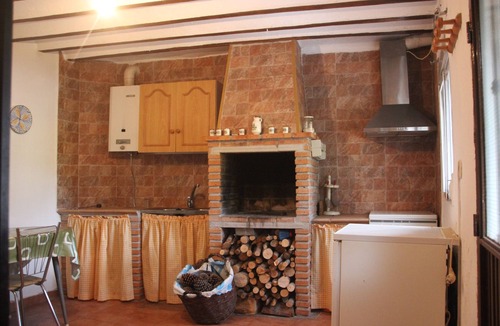 La Hueta House | Holiday Home 'Alojamiento Rural Puente Honda' with Mountain View, Pool & Wi-Fi