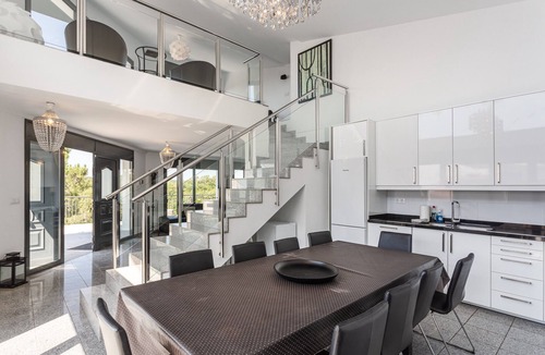 Lloret Blau House | Holiday Home 'Blau' with Sea Views, Wi-Fi and Air Conditioning