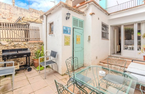 Palafrugell House | Holiday Home 'Ca L' Anton' with Private Terrace, Wi-Fi and Air Conditioning