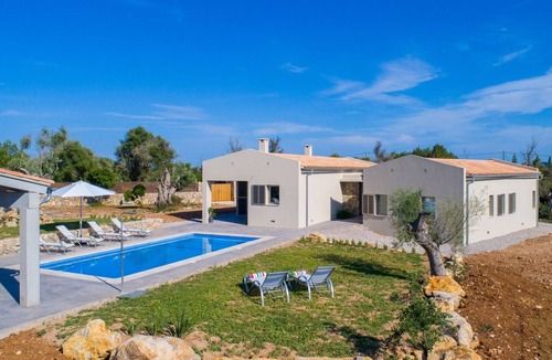 Arta House | Holiday Home 'Can Colomer Ferragut' with Mountain View, Private Pool and Wi-Fi