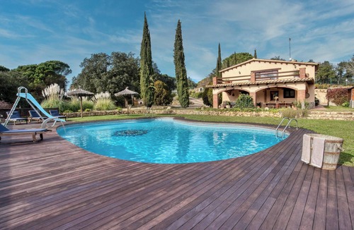 Vidreres House | Holiday Home Can pauet with Pool, Garden & Wi-Fi