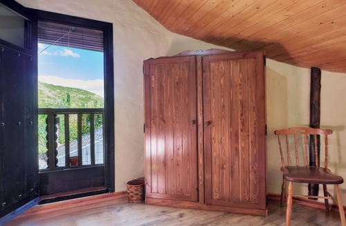 Odollo House | Holiday Home 'Carriles Romanos' with Mountain Views, Shared Pool and Private Terrace