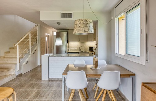 L'Escala House | Holiday Home 'Casa Con Piscina' with Mountain View, Wi-Fi and Air Conditioning