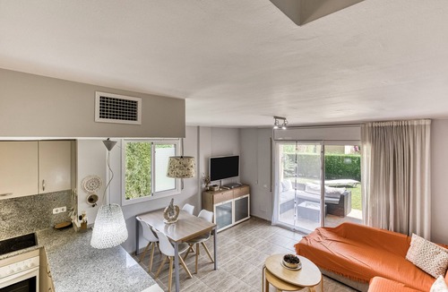 L'Escala House | Holiday Home 'Casa Con Piscina' with Mountain View, Wi-Fi and Air Conditioning