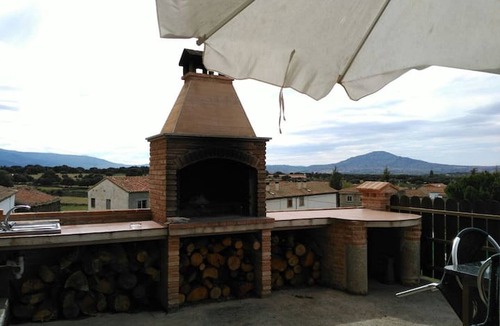 La Horcajada House | Holiday Home 'Casa Rural Lucia' with Mountain View, Private Terrace and Wi-Fi