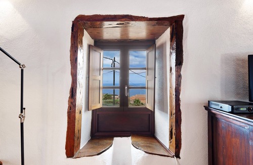 Los Llanillos House | Holiday Home 'Casa Rural Los Llanillos' with Sea View, Private Terrace and Wi-Fi