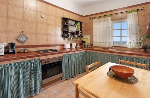 Alojera House | Holiday Home Casa María Alojera with Sea View, Balcony & Wi-Fi