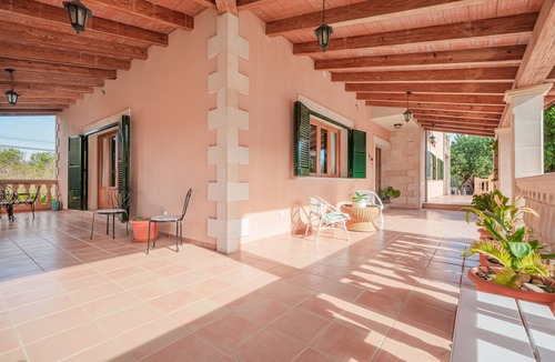 Es Garrovers House | Holiday Home Casa Estilo Mallorquín with Mountain View & Pool