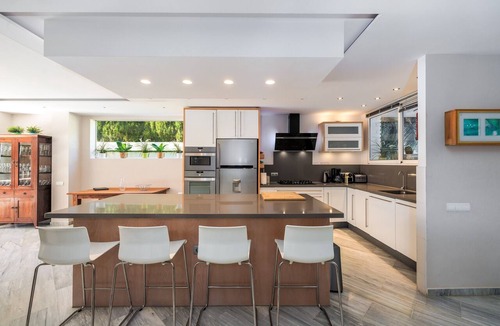 New Golden Mile House | Holiday Home 'Casa Eucalyptus Family Home' with Sea View, Wi-Fi and Air Conditioning
