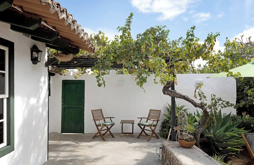 San Cristobal de La Laguna House | Holiday Home Casa Julia with Garden, Terraces & Wi-Fi