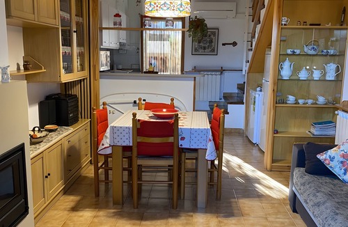L'Escala House | Holiday Home 'Casa Mas Estel' with Mountain View, Wi-Fi and Air Conditioning