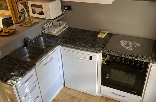 L'Escala House | Holiday Home 'Casa Mas Estel' with Mountain View, Wi-Fi and Air Conditioning