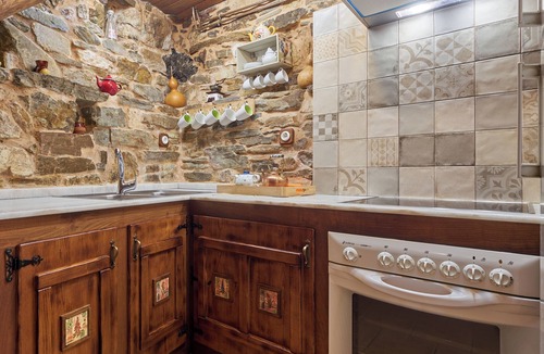 Priaranza del Bierzo House | Holiday Home 'Casa Rural Cornatel' with Private Terrace and Balcony