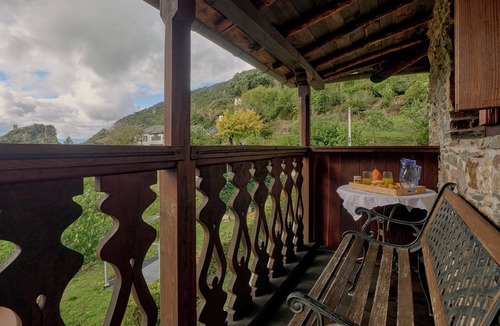 Priaranza del Bierzo House | Holiday Home 'Casa Rural Cornatel' with Private Terrace and Balcony