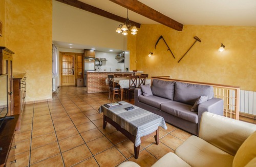 Arlanzon House | Holiday Home 'Casa Rural Bigotes' with Mountain View, Private Terrace and Wi-Fi