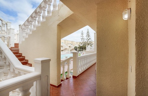Castillo Caleta de Fuste House | Holiday Home 'Casa Yeray' with Shared Pool, Private Terrace and Wi-Fi