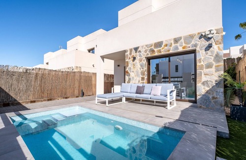 Orihuela Costa House | Holiday Home 'Chalet With Pool' with Private Pool, Wi-Fi and Air Conditioning