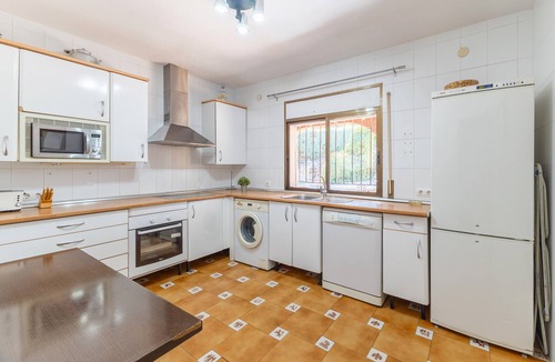 Valdemorillo House | Holiday Home 'El Bolero De Brasal' with Private Pool, Wi-Fi and Air Conditioning