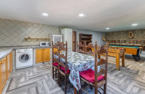 Valdemorillo House | Holiday Home 'El Bolero De Brasal' with Private Pool, Wi-Fi and Air Conditioning