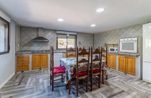 Valdemorillo House | Holiday Home 'El Bolero De Brasal' with Private Pool, Wi-Fi and Air Conditioning