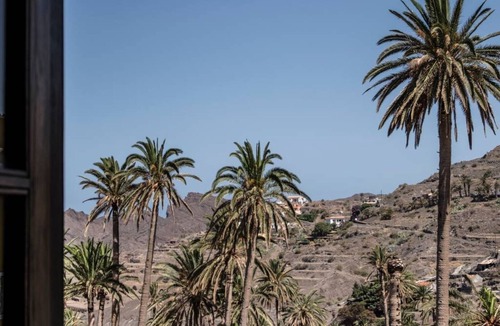 Alojera Apartment | Holiday Home 'El Carreton Cottage' with Shared Terrace, Shared Garden and Wi-Fi