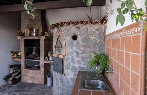 Alojera Apartment | Holiday Home 'El Carreton Cottage' with Shared Terrace, Shared Garden and Wi-Fi