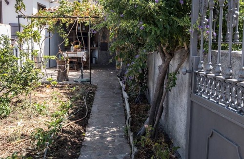 Alojera Apartment | Holiday Home 'El Carreton Cottage' with Shared Terrace, Shared Garden and Wi-Fi