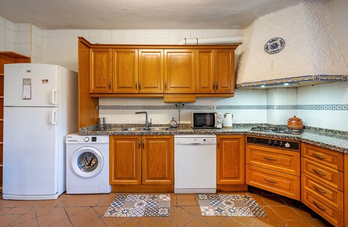 Gojar House | Holiday Home "El Cortijo de Granada" with Pool, Garden & Wi-Fi
