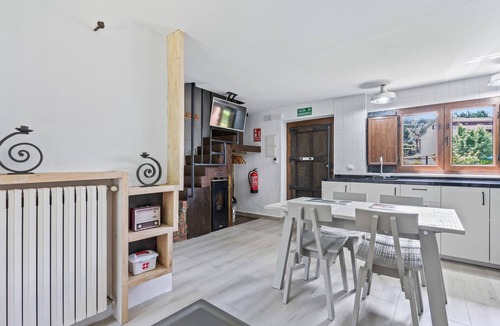 Soto de Cangas House | Holiday Home 'El Floreu De Remis' with Private Terrace, Private Garden and Wi-Fi