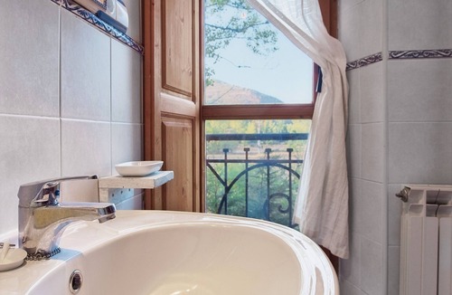 Matallana de Torio House | Holiday Home 'El Refugio De Valporquero' with Lake View, Private Terrace and Wi-Fi