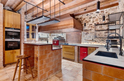 L'Ametlla del Valles House | Holiday Home 'Masia Can Divi' with Mountain Views, Wi-Fi and Air Conditioning