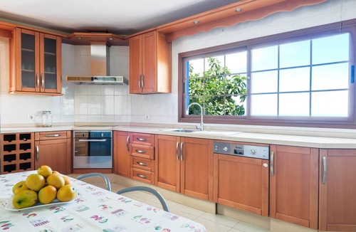 Icod de los Vinos House | Holiday Home “Casa las Cañas” with Mountain View, Sea View, Pool and Terrace