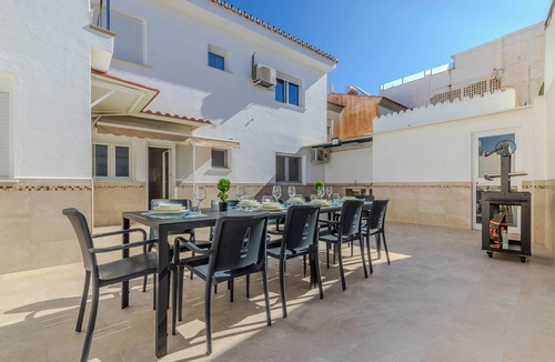 Churriana House | Holiday Home 'Espaciosa Casa Junto Al Aeropuerto' with Mountain View, Wi-Fi and Air Conditioning