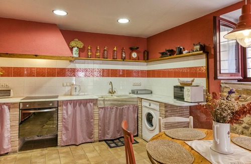 Orriols House | Holiday Home 'Grans Paissatges' with Private Terrace, Balcony and Wi-Fi