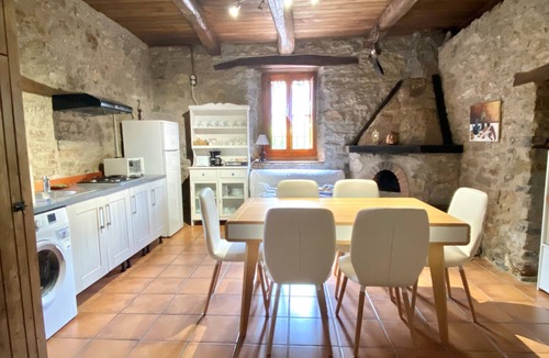 La Pola de Gordon House | Holiday Home 'La Casa De Peredilla I I - 4 Plazas' with Mountain View and Private Garden