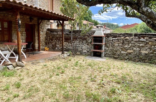 La Pola de Gordon House | Holiday Home 'La Casa De Peredilla I I - 4 Plazas' with Mountain View and Private Garden