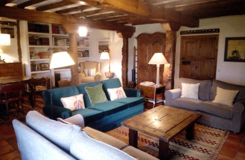 Requijada House | Holiday Home 'La Casa Del Herrero' with Mountain View, Private Garden and Wi-Fi
