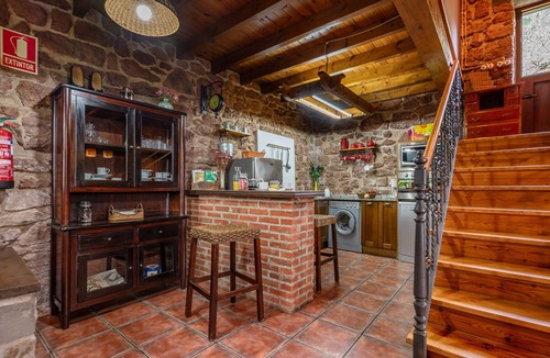Camoca House | Holiday Home 'La Pumarada' with Private Garden and Wi-Fi