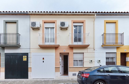 Baena House | Holiday Home 'López' with Private Terrace, Wi-Fi and Air Conditioning