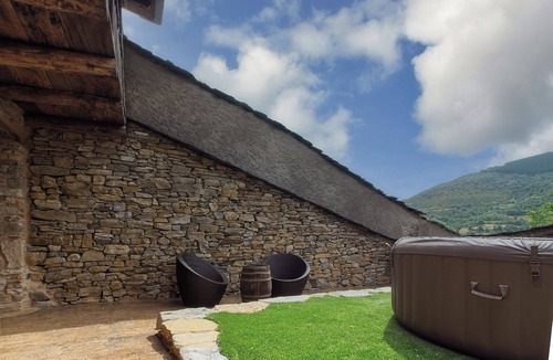 Folgoso do Courel House | Holiday Home 'Miradoiro Do Courel' with Mountain View, Private Garden and Balcony
